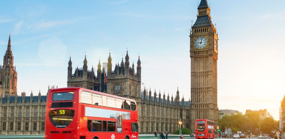 Den Beamten ist der bewaffnete Mann im Londoner Regierungsviertel Westminster aufgefallen.