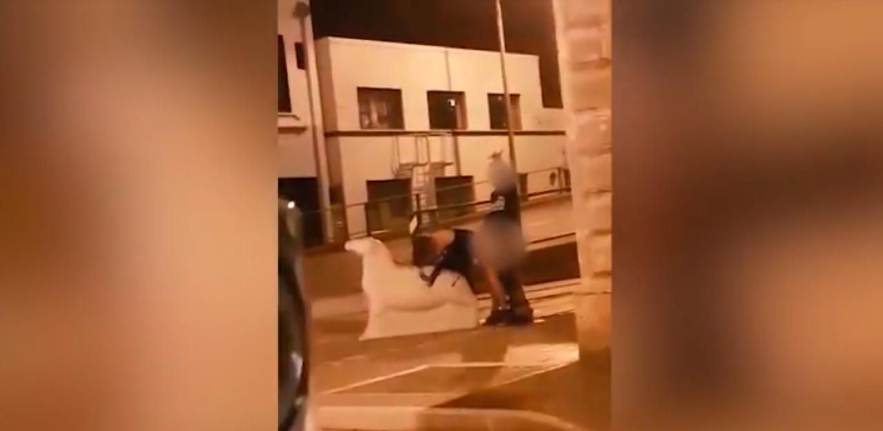 Heute.at - Passanten feuern Pärchen bei Sex auf Straße an