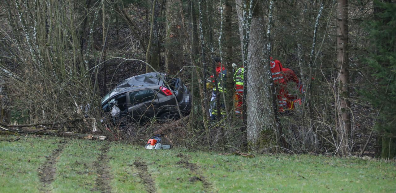 Heute.at - Lenker (29) kracht gegen Baum und stirbt