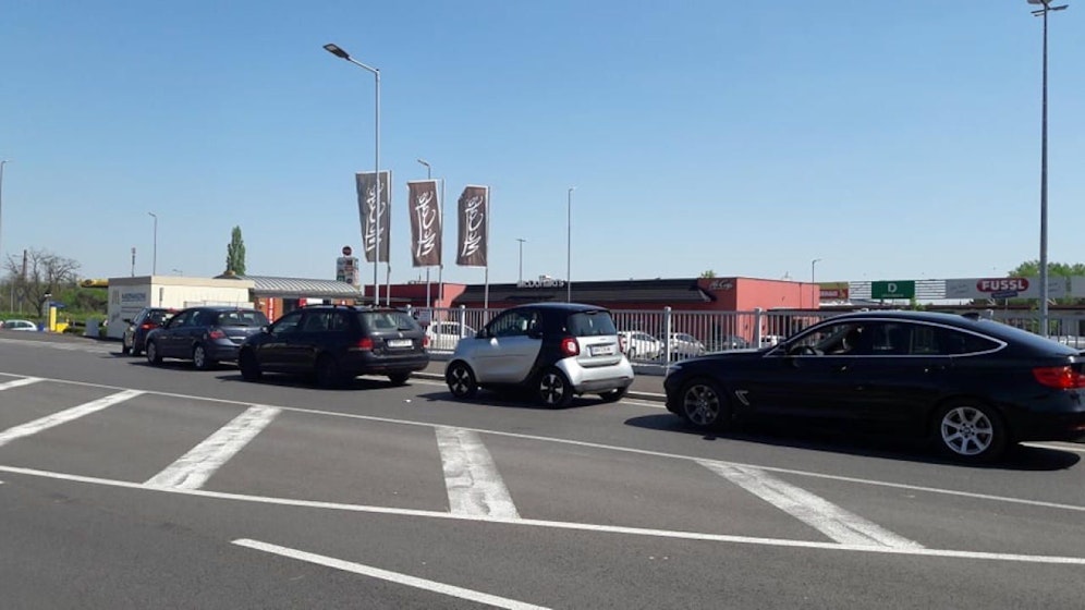 Lange Schlangen vor Fastfood-Ketten in Österreich: Dennoch, der Verlust wird groß sein.