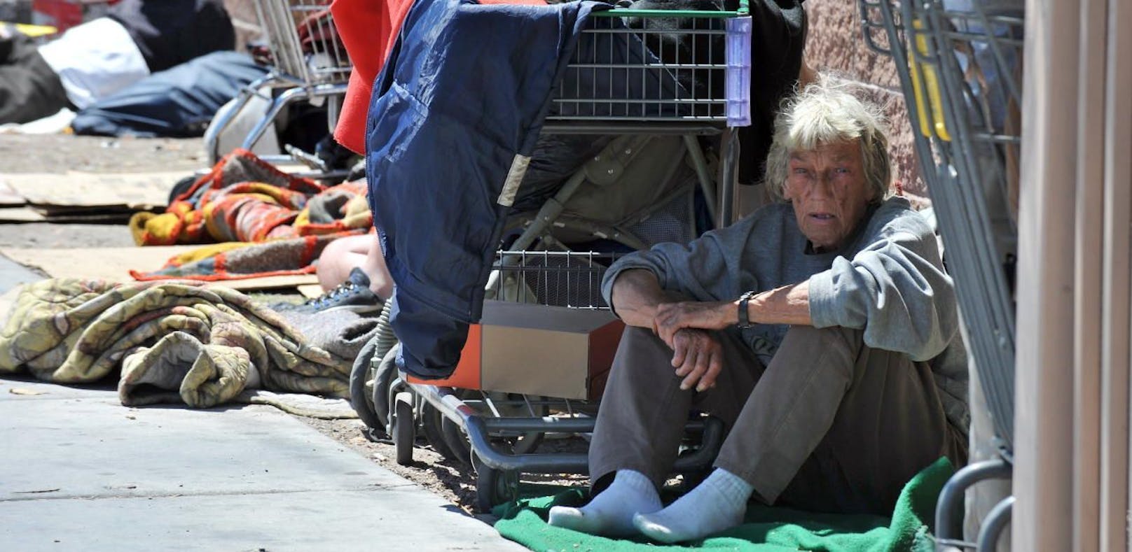 In der US-Casino-Metropole Las Vegas ist es ab sofort bei Strafe verboten, auf der Straße zu schlafen. Kritiker sehen eine zynische Gesetzgebung gegen Obdachlose.