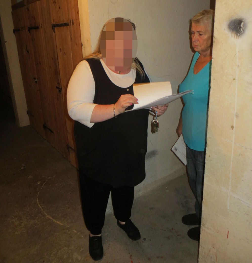 Mieterin Monika Hruska (l.) vor den Kellernischen.