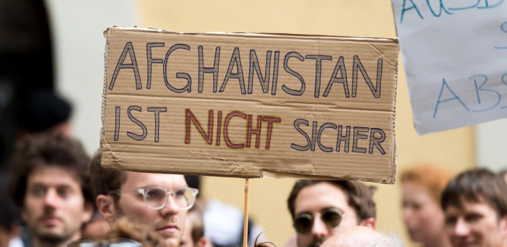 in Deutschland demonstrierten Tausende gegen Abschiebungen nach Afghanistan.
