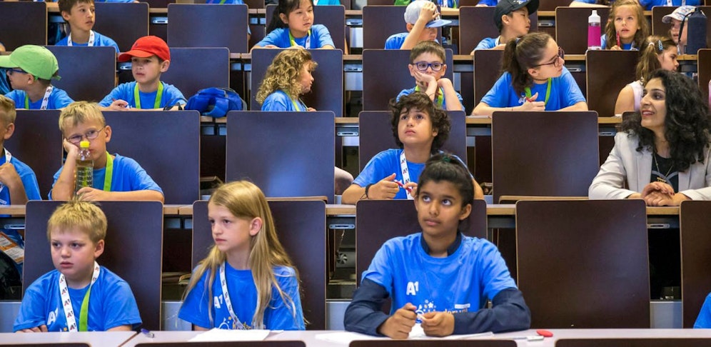 Kinderuni-Lehrende veröffentlichen kurze Clips mit interessanten Inhalten.