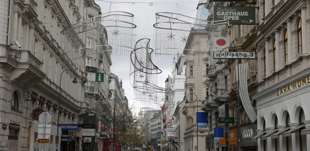 Seit Montag werden die weihnachtlichen Beleuchtungs-Motive in der Kärntner Straße montiert.