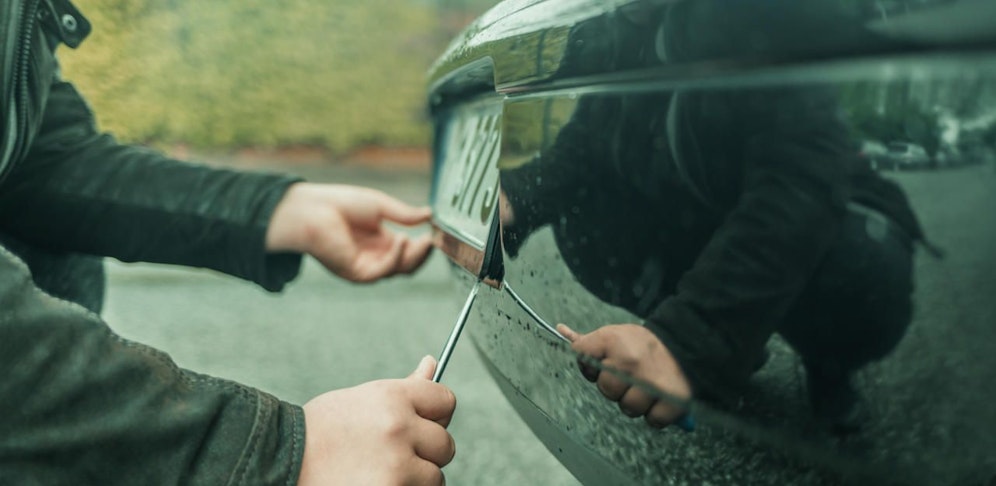 Der 20-Jährige hatte die Kennzeichen seiner Freundin abmontiert. (Symbolbild).