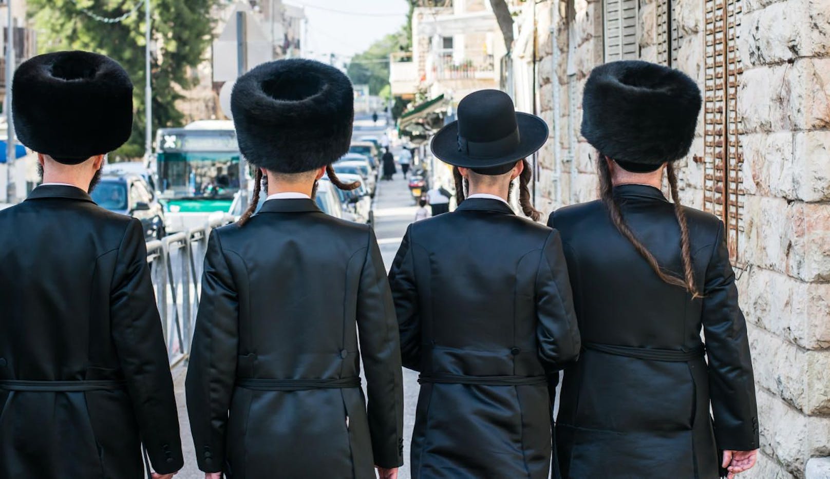Orthodoxe Juden auf einer Straße von Jerusalem. Symbolfoto.