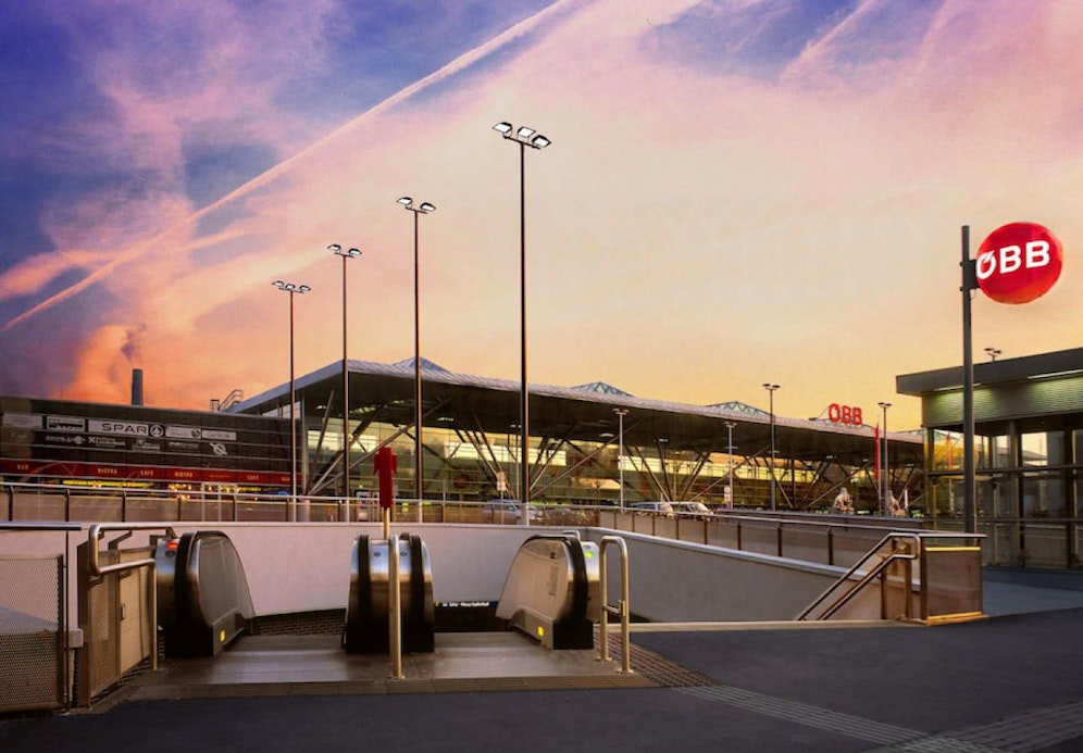Am Linzer Hauptbahnhof griff der Schwarzfahrer laut Polizei zwei Beamte an. 