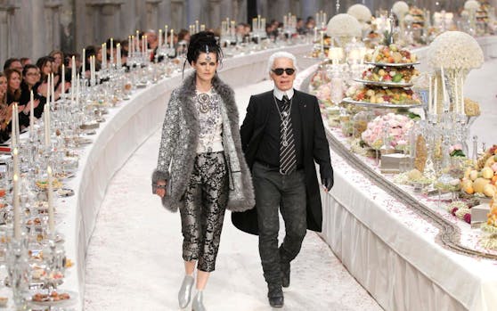 Er liebte den großen Auftritt: Karl Lagerfeld beim Defilee einer seiner vielen Chanel-Shows. Jetzt kommt sein Nachlass unter den Hammer.