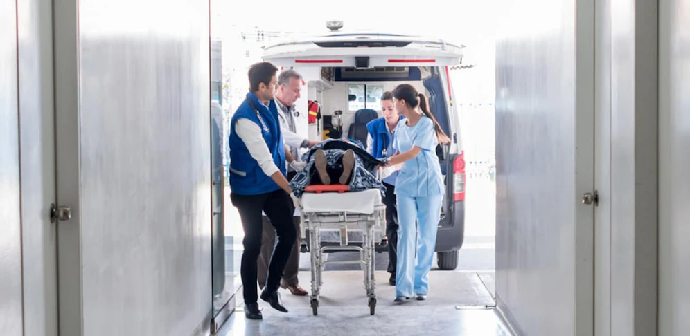 Der Mann wurde mit schweren Verletzungen in ein Krankenhaus gebracht