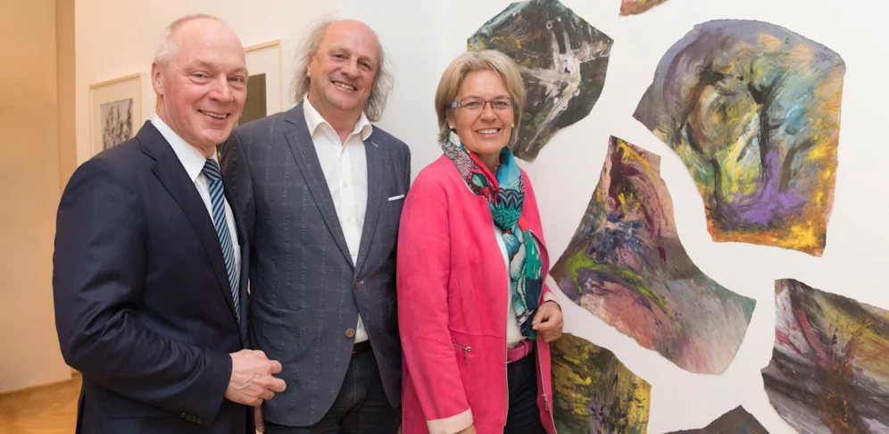 ecoplus-Manager Helmut Miernicki (li.) und Wirtschafts-Landesrätin Petra Bohuslav (VP, re.) mit Künstler Leopold Kogler (Mi.)