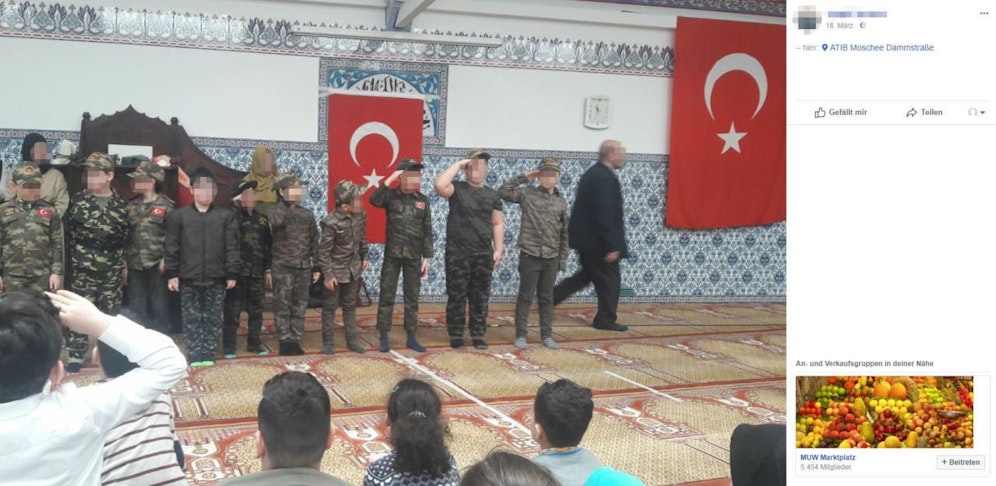 In der von ATIB betriebenen Moschee in der Brigittenauer Dammstraße mussten Kinder in Militäruniformen und mit türkischen Flaggen exerzieren. Kleine Mädchen mussten dabei Kopftuch tragen. 