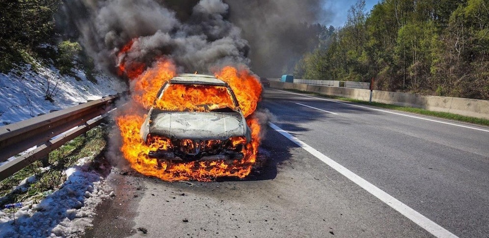 Der Wagen geriet in Vollbrand. 