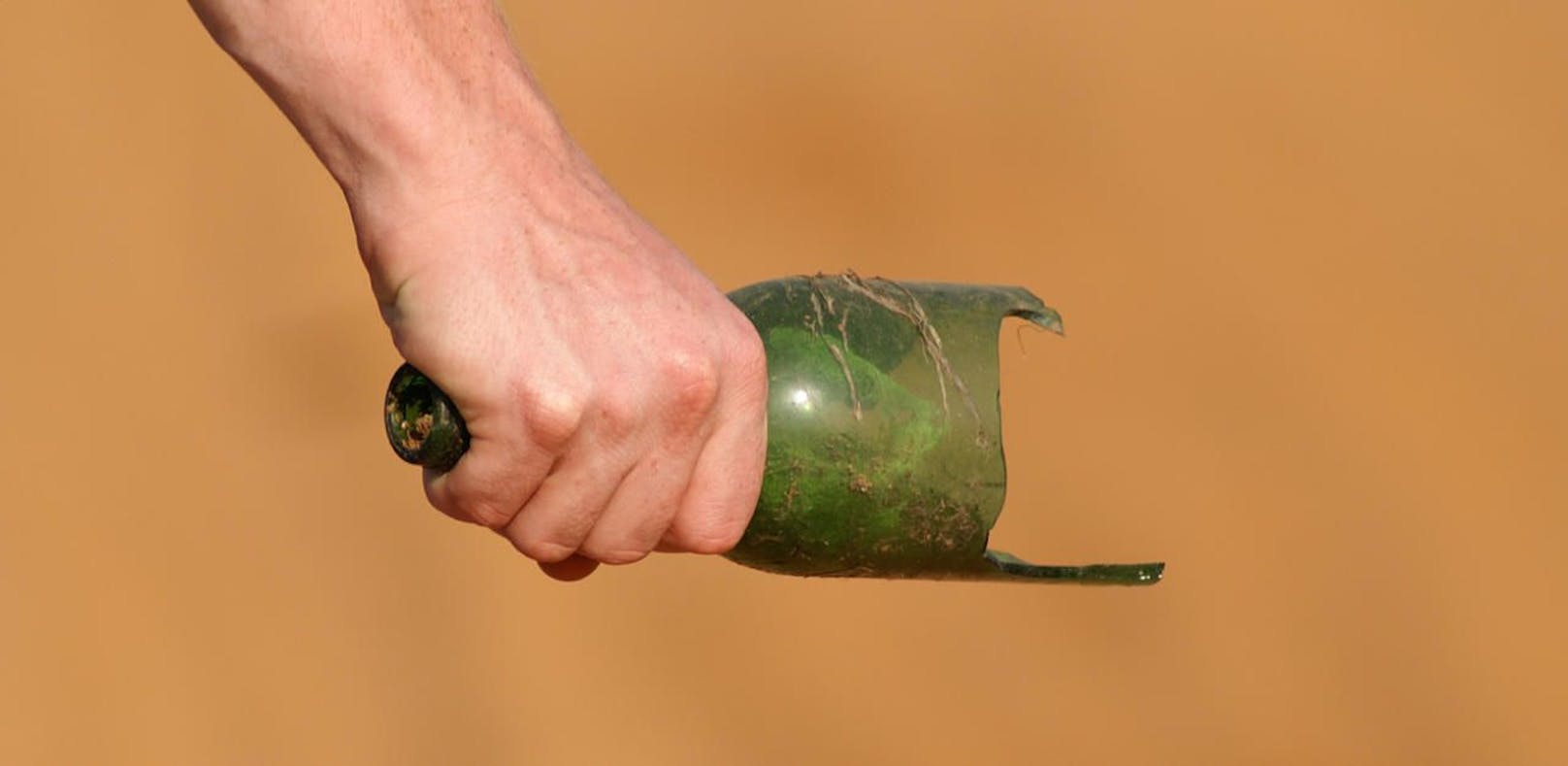 Ein 20-jähriger Mann benutze eine abgebrochene Bierflasche als Waffe. (Symbolfoto)