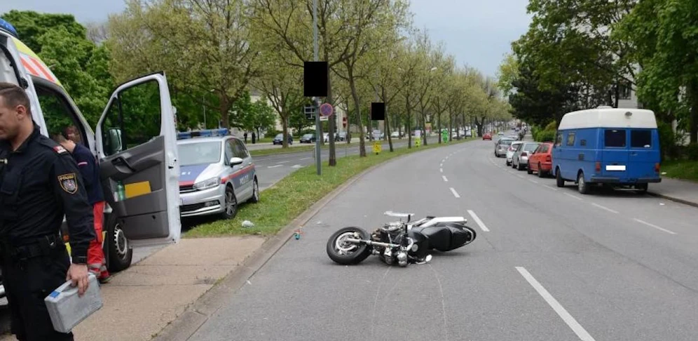 Durch den Zusammenprall wurde die 84-Jährige so schwer verletzt, dass sie im Spital starb. Auch der Motorradfahrer wurde verletzt.