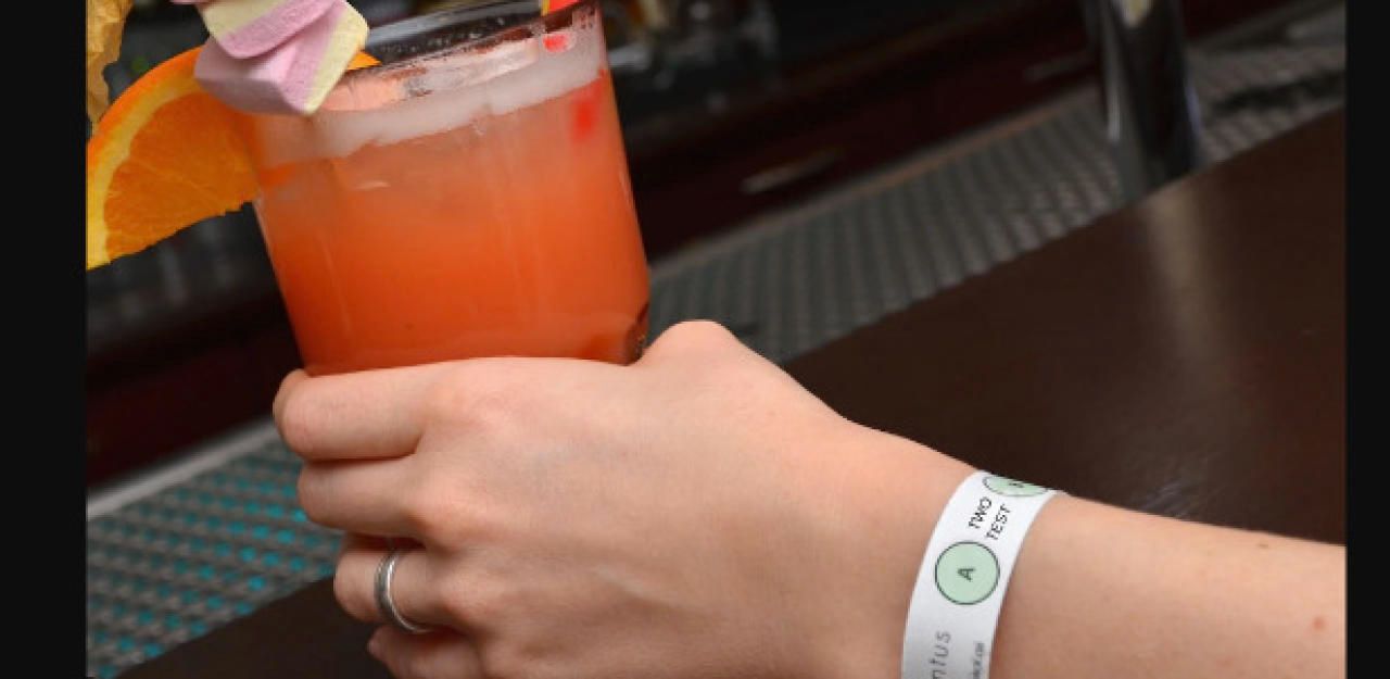 Feiern mit Sicherheit – dieses Armband testet, ob der Drink vergiftet ist.