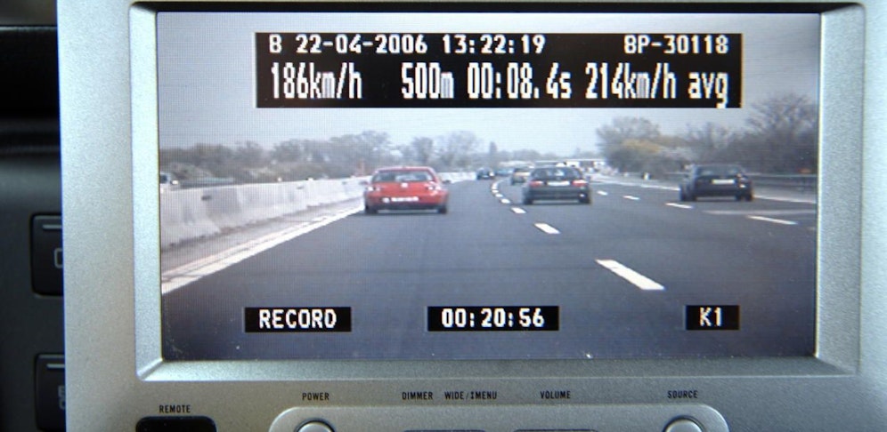 Raser fuhrt zu schnell, weil er sein Auto trocknen wollte (Symbolfoto)