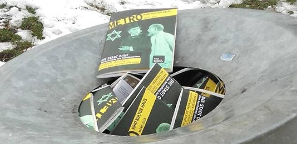 Wie das Filmarchiv auf Facebook schrieb, wurden die Programmhefte gezielt aus sämtlichen Entnahmeboxen genommen und in den Müll geworfen