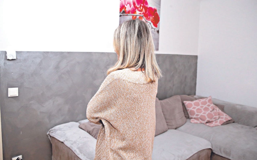 Anna W. (39) hat eine Knie-Prothese. 