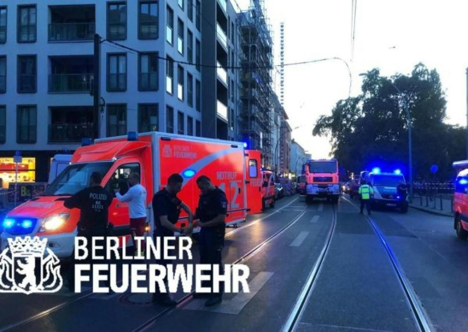 Bei einem Verkehrsunfall in Berlin-Mitte sind am Freitagabend vier Personen ums Leben gekommen, darunter ein Baby.