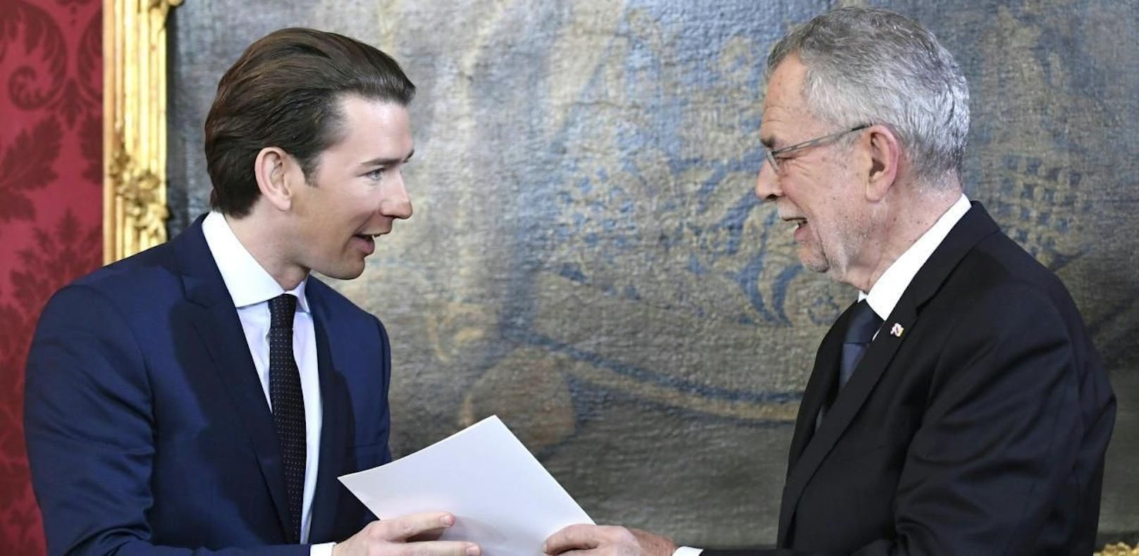 Alexander Van der Bellen (r.) und Sebastian Kurz (ÖVP) bei seiner Angelobung zum Bundeskanzler im Jahr 2017.