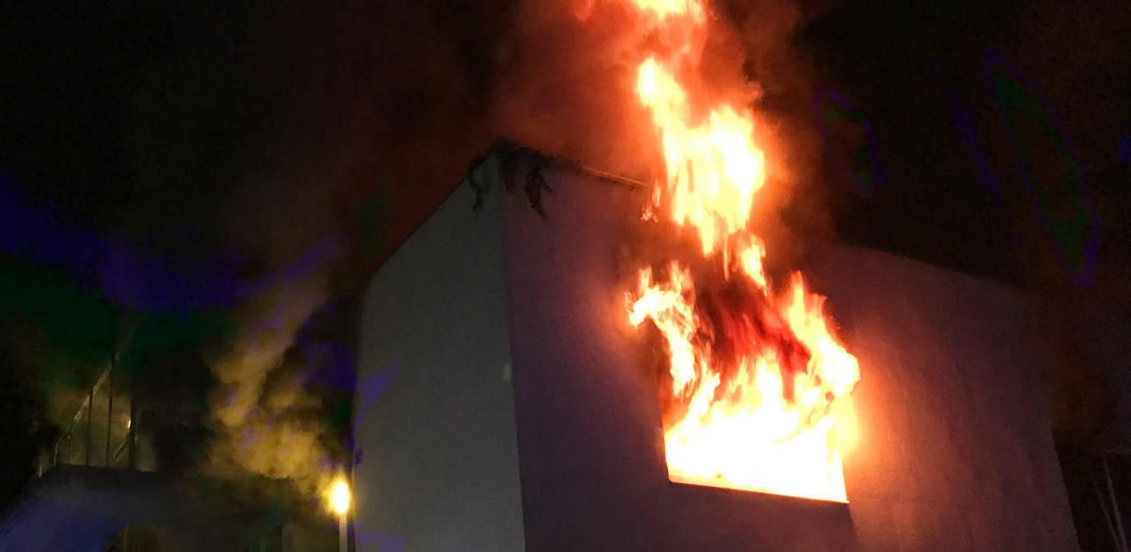 Wohnungsbrand durch brennende Kerze ausgelöst