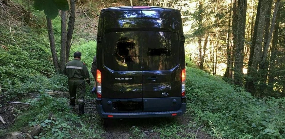 Der Lenker des Transporters vertraute seinem Navi  wohl zum letzten Mal...