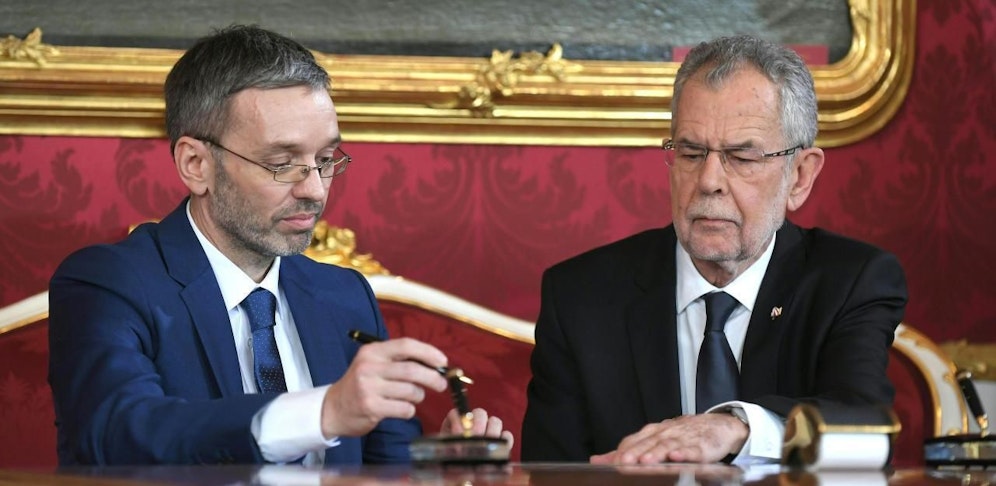 Herbert Kickl (FPÖ/Innenministerium) bei seiner Angelobung durch Bundespräsident Alexander Van der Bellen.