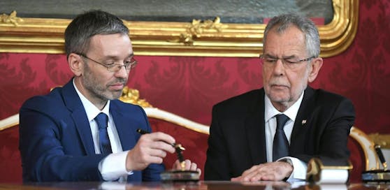 Herbert Kickl (FPÖ/Innenministerium) bei seiner Angelobung durch Bundespräsident Alexander Van der Bellen.