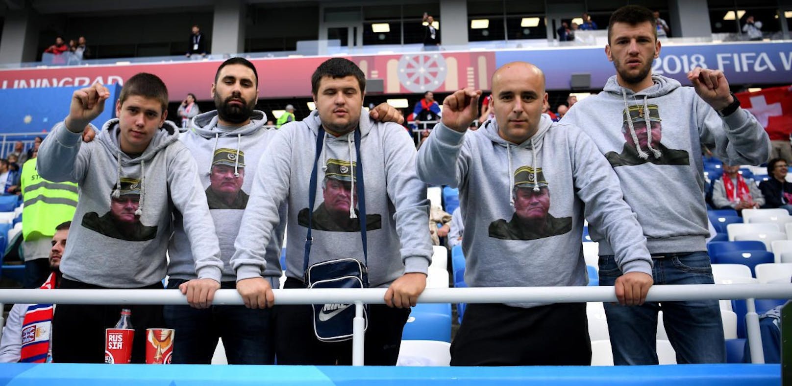 Fünf Fans verherrlichen mit Pulli-Aufdrucken den Kriegsverbrecher Ratko Mladic.