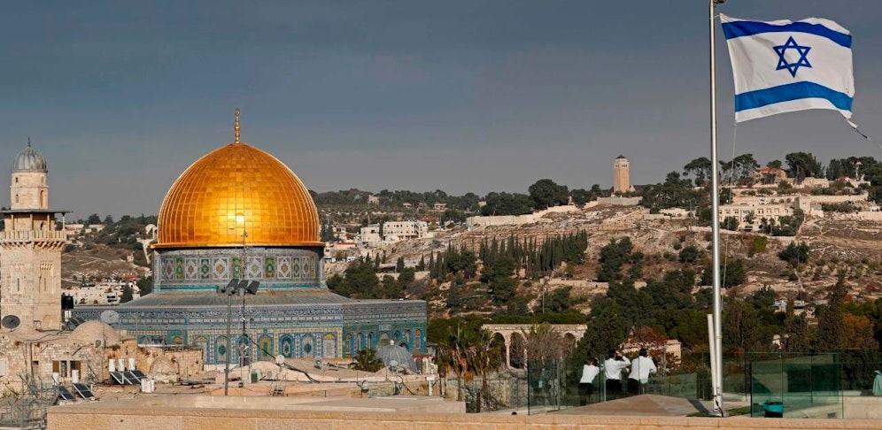 Eine israelische Flagge über den Dächern des jüdischen Viertels der Altstadt von Jerusalem gegenüber des berühmten Felsendoms.