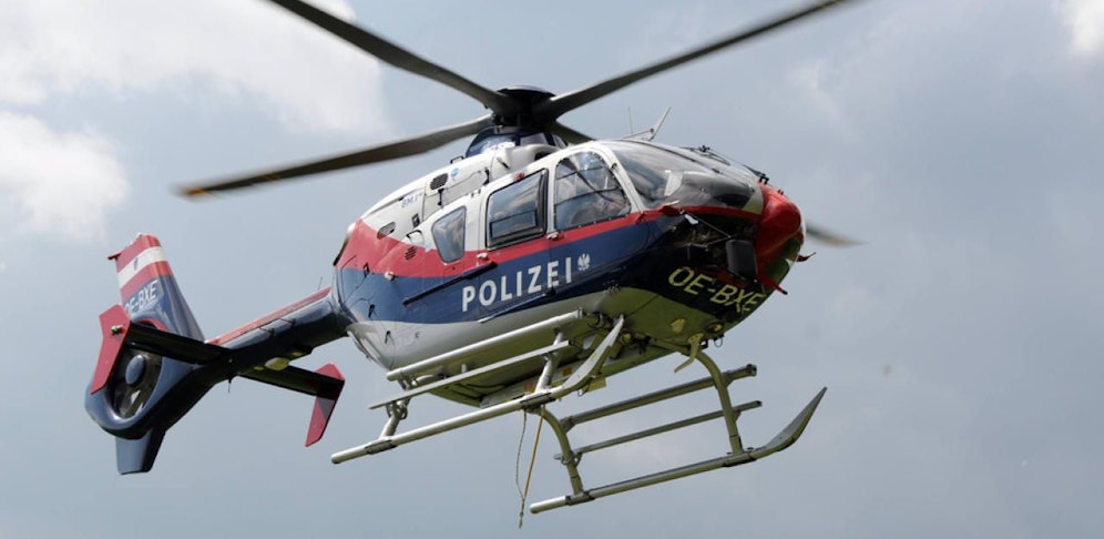 Mit einem Polizeihubschrauber wurde nach dem Mann.