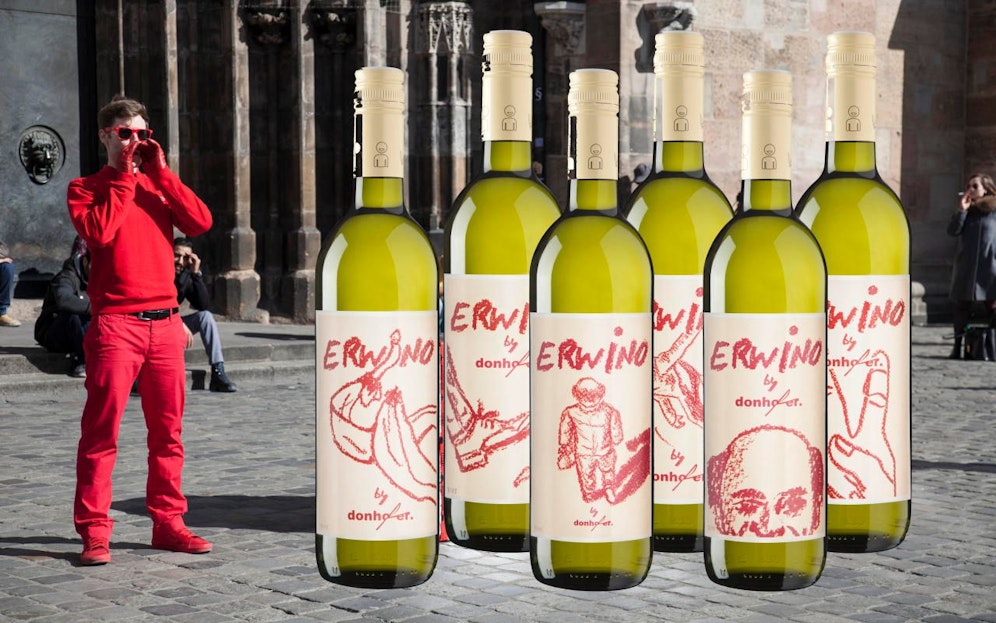 Aktionskünstler donhofer. und sein "Erwino"-Wein, ein "Roter Veltliner"