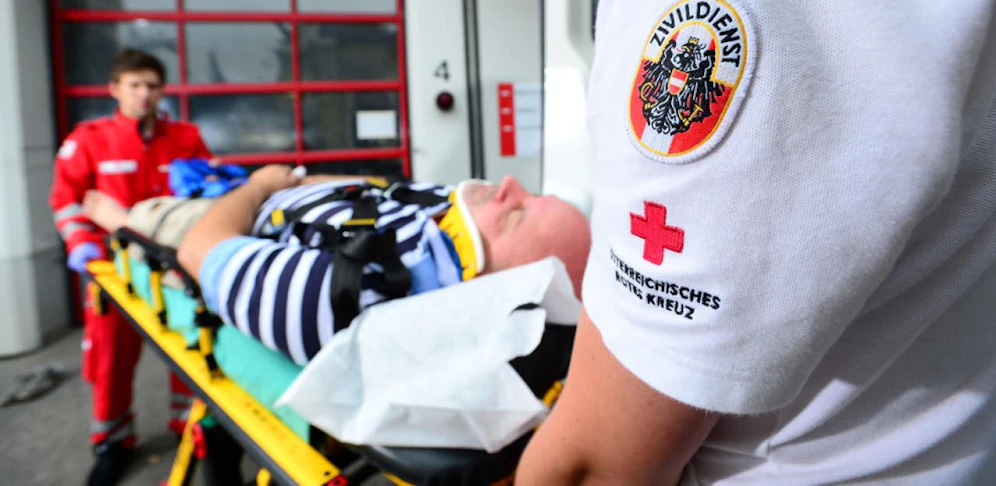 Die Rettung brachte die Verletzten ins Spital (Symbolfoto). 
