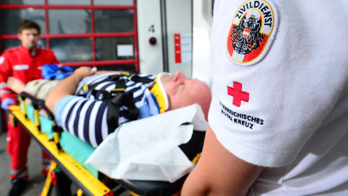 Die Rettung brachte die Verletzten ins Spital (Symbolfoto). 
