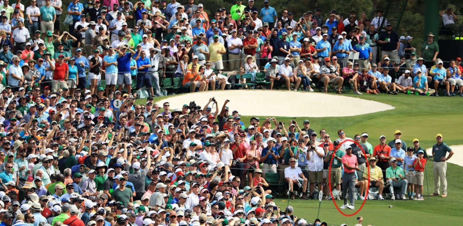 Völlig verrückt! Tiger Woods &quot;wärmt&quot; sich in Augusta auf - und tausende Fans jubeln ihm dabei bei jedem Abschlag zu. 