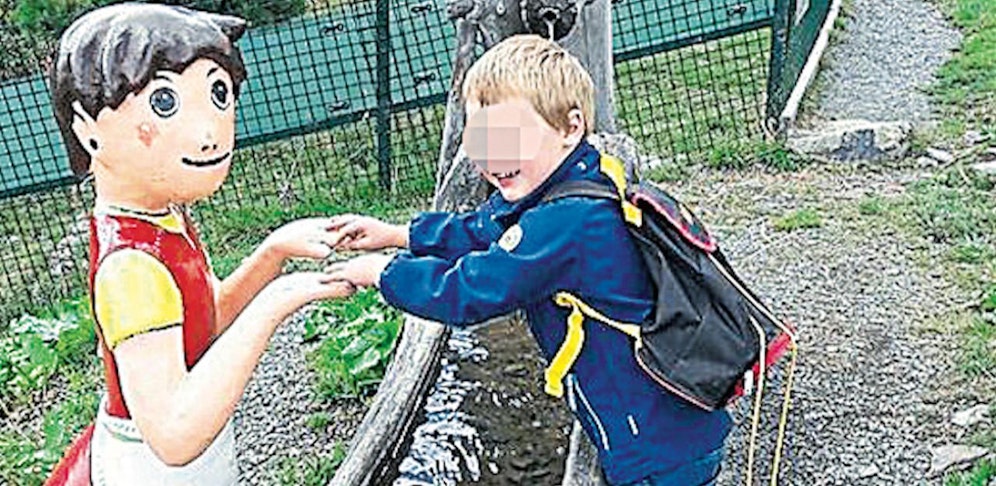 Elias ist ein Pflegefall.