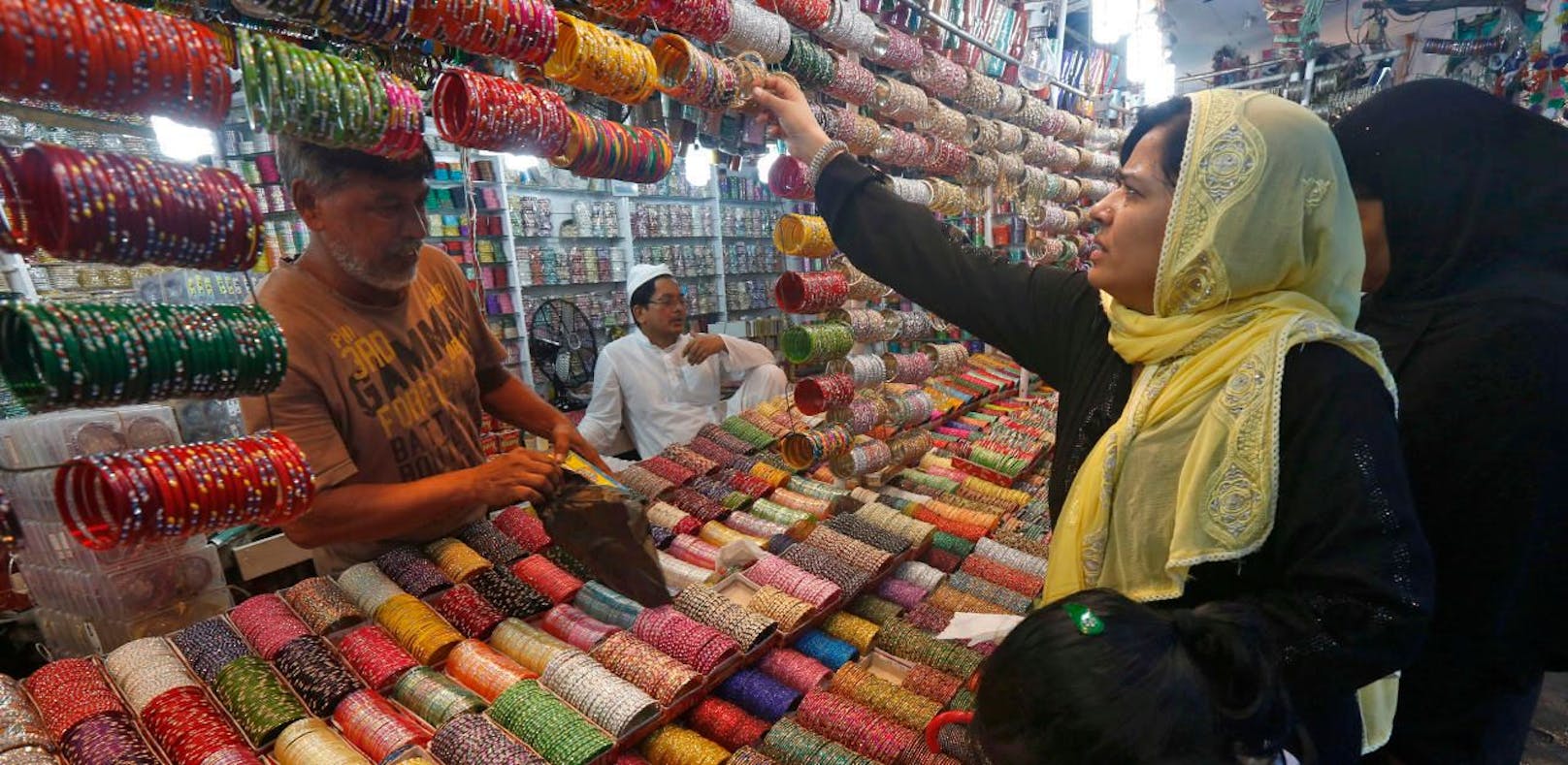 Eine Frau begutachtet Armreife an einem Stand auf einem Markt in Kalkutta, Indien. Symbolfoto