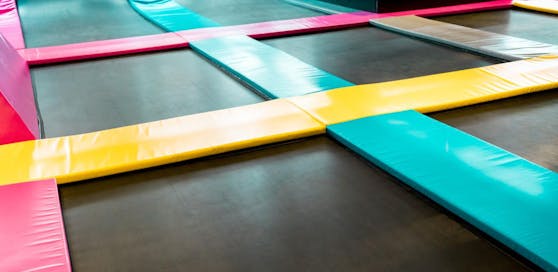 Eine 13-Jährige ist nach einem Sturz in einer Trampolinhalle in Belp im Krankenhaus verstorben (Symbolbild).