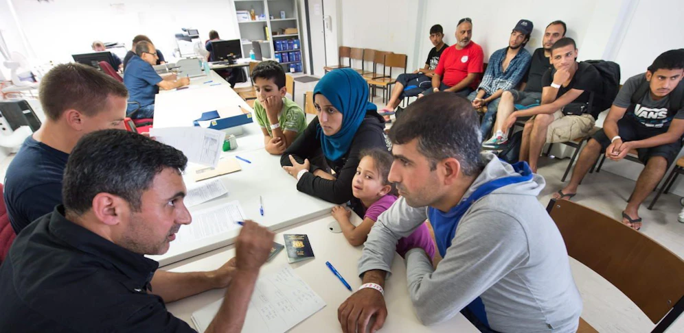 Ein Bild aus dem Jahr 2015: Polizisten führen Interviews mit den Flüchtlingen. (Archivbild)