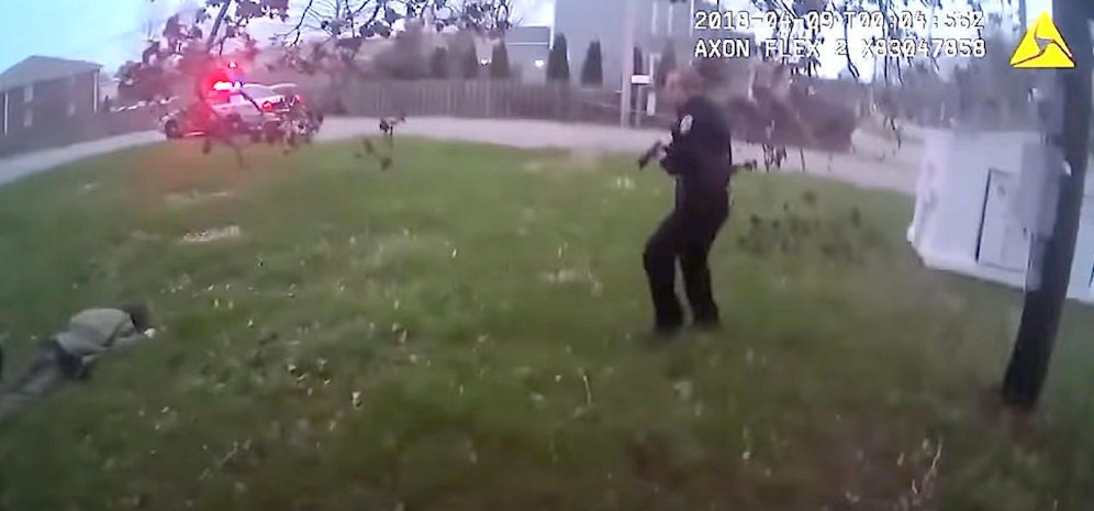 Fatales Ende: Die US-Cops haben auf Russell B. (45) geschossen, das Opfer liegt tot auf dem Rasen. 