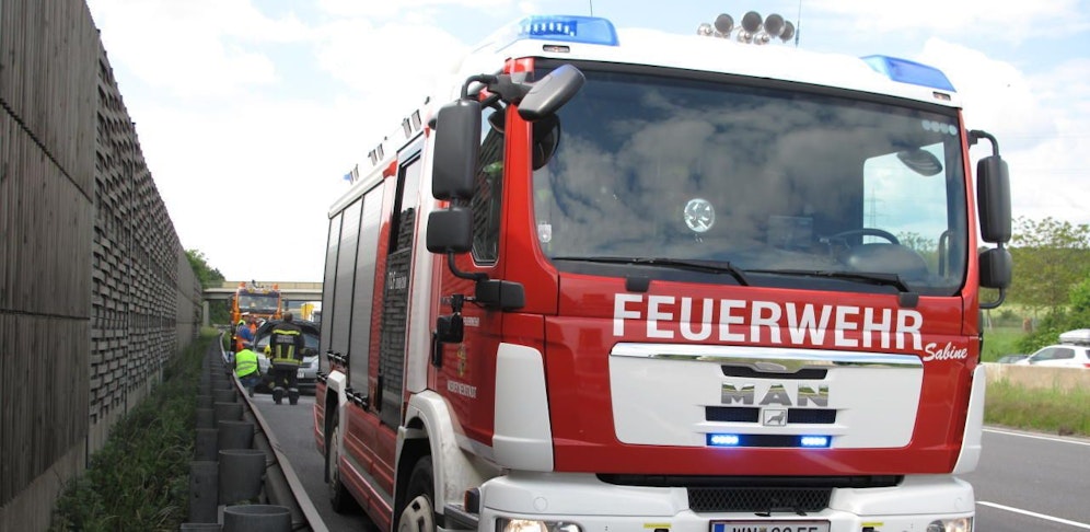 Die Feuerwehrmitglieder aus Wiener Neustadt mussten das Fahrzeug bergen.                               