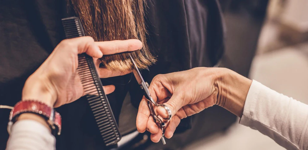 Friseure dürfen erst ab Mitte Mai öffnen. 