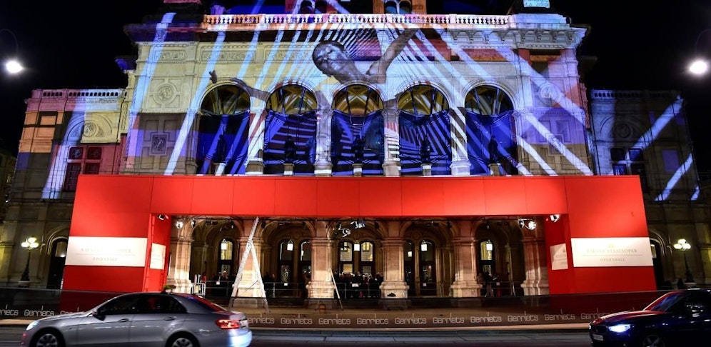 Erlebst du den Opernball vom Wohnzimmersofa aus, erhaschst du einen Blick vor Ort oder drehst du dich sogar selbst in der Oper im Dreiviertel-Takt?