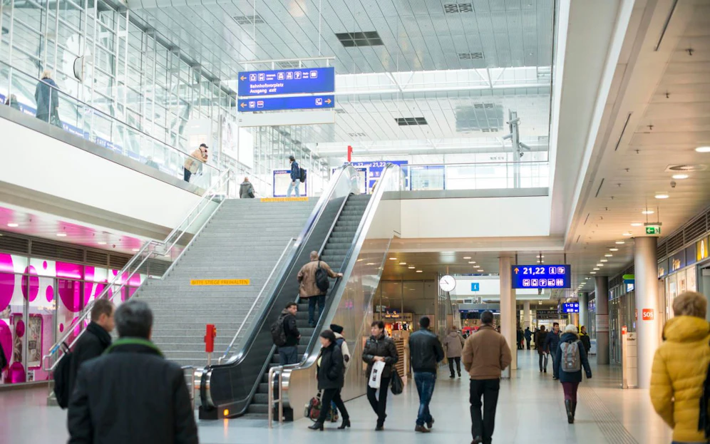 Beim Linzer Bahnhof soll der Beschuldigte eine 18-Jährige vergewaltigt haben.