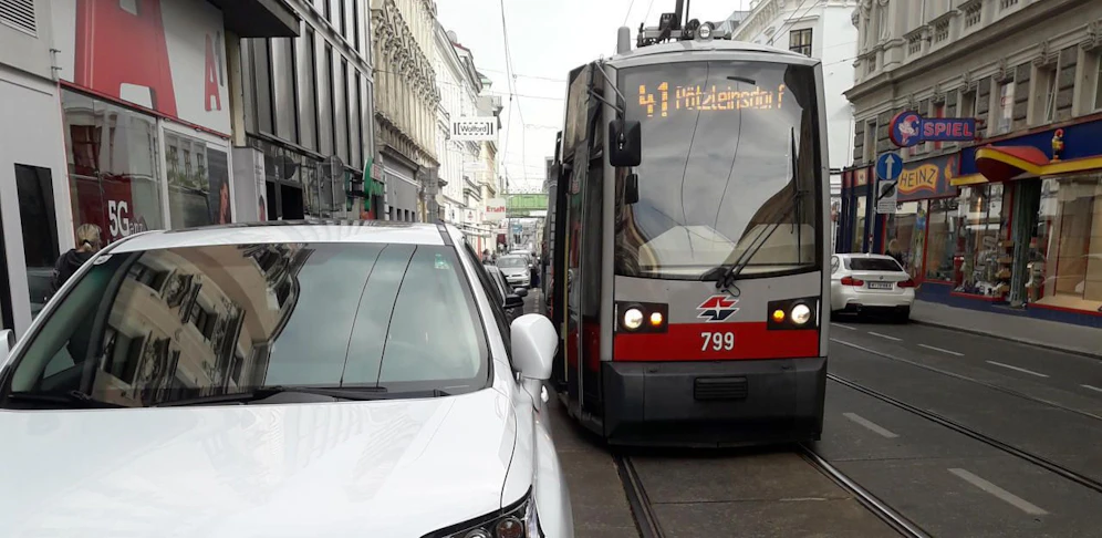 t2.030 Mal wurden Bus und Bim im Vorjahr von falsch geparkten Fahrzeugen blockiert. 