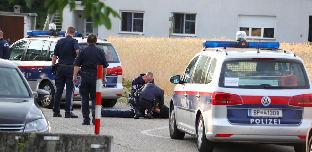 In Wels eskalierte ein Familienstreit, ein Mann drohte mit einer Waffe.