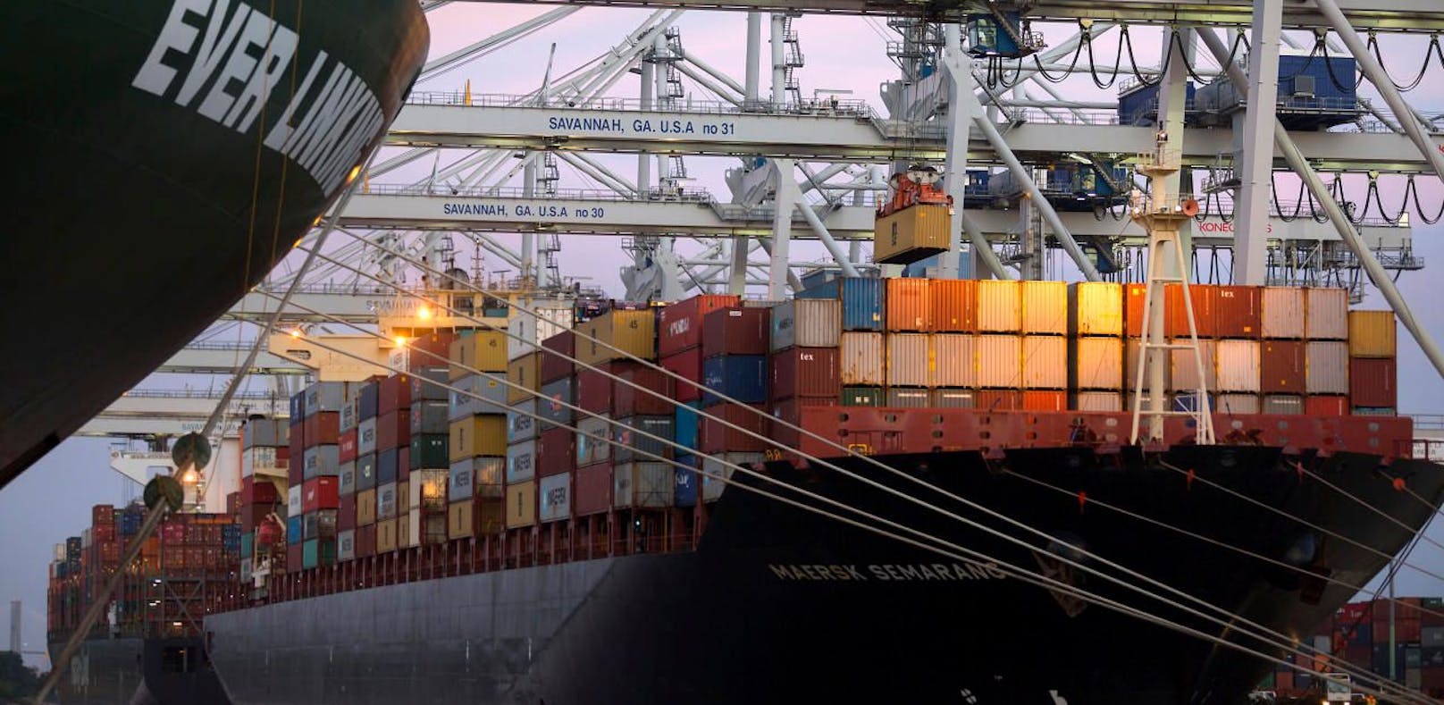 Ein Containerschiff im Hafen von Savannah, US-Bundesstaat Georgia