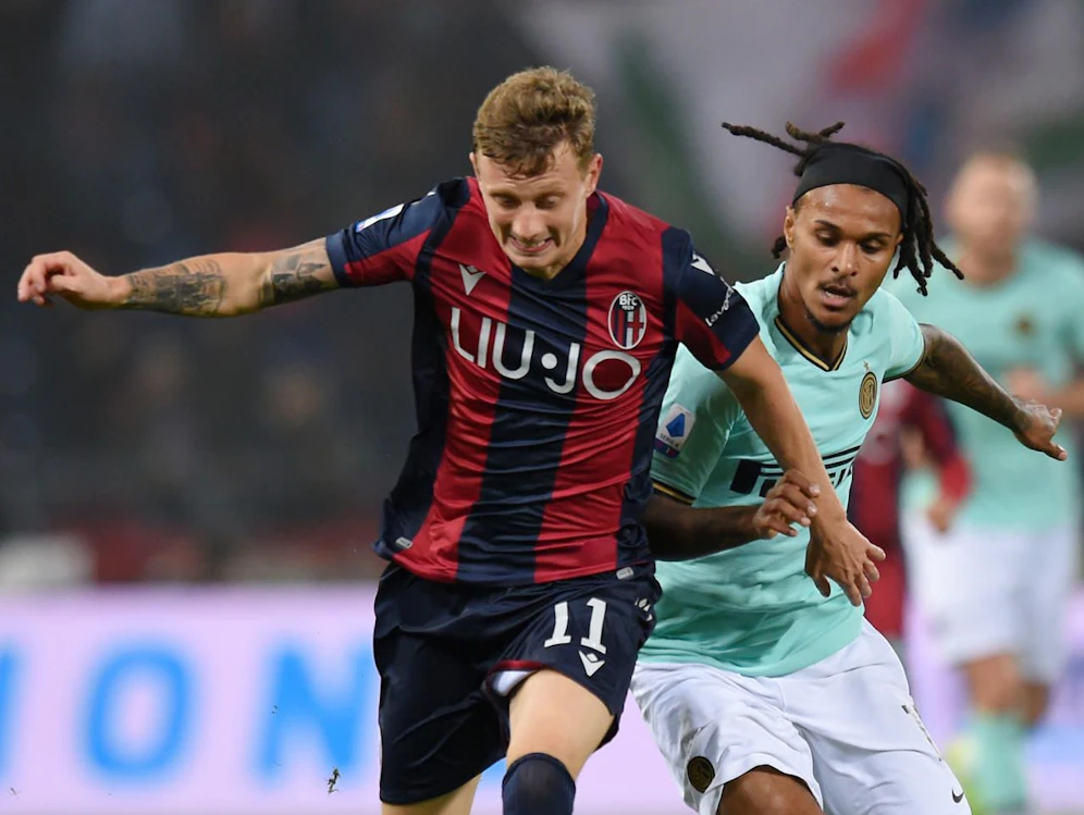 Valentino Lazaro im Laufduell. 