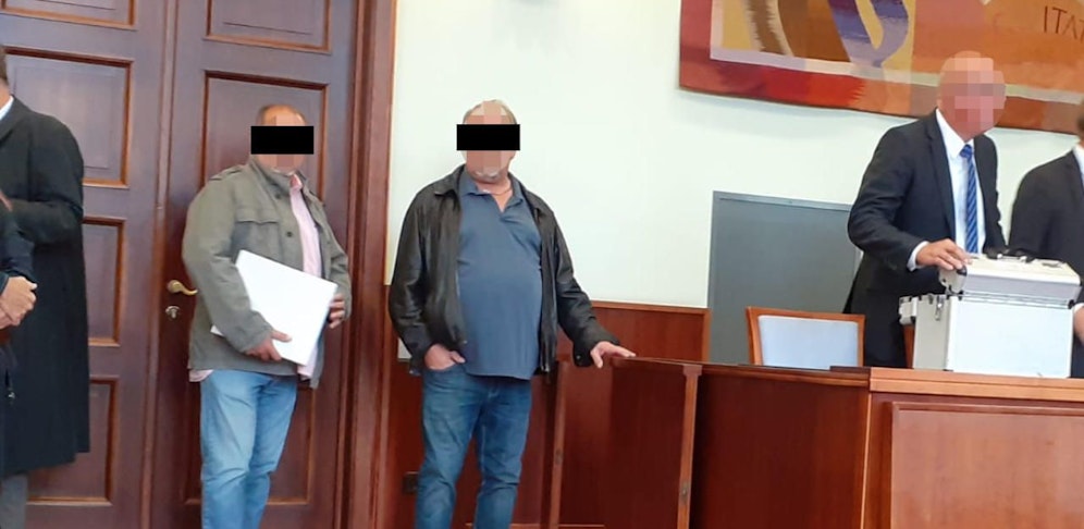 Die beiden Angeklagten: Baumeister (re.) und Zweitangeklagter